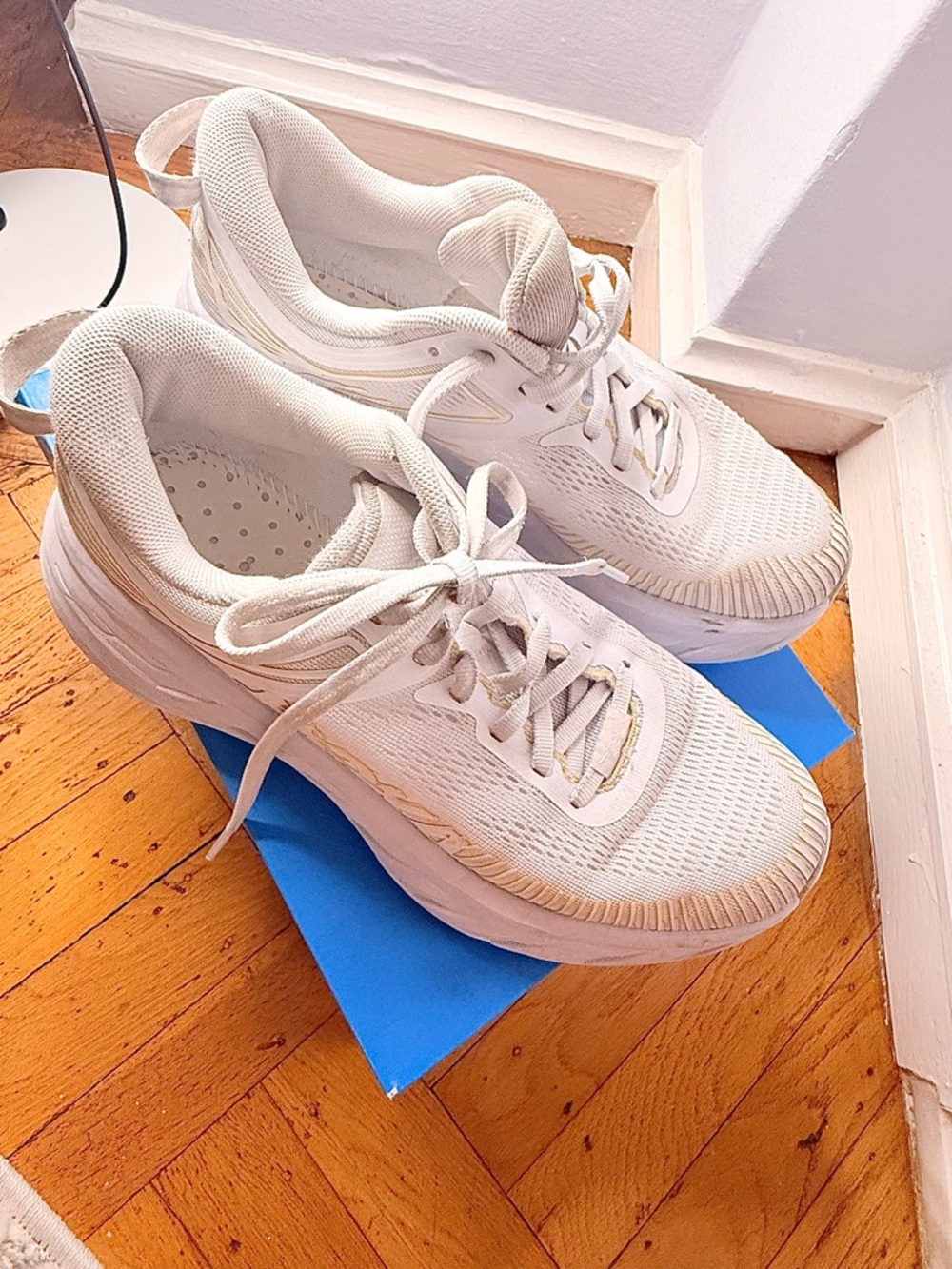 Hoka One One Bondi 7 White Bottom /White Upper Womans size 7 - Picture 13 of 14